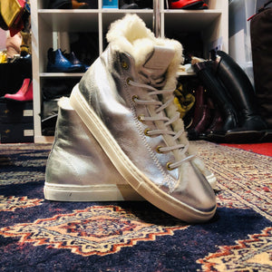 SNEAKERS KARVAVUORELLA